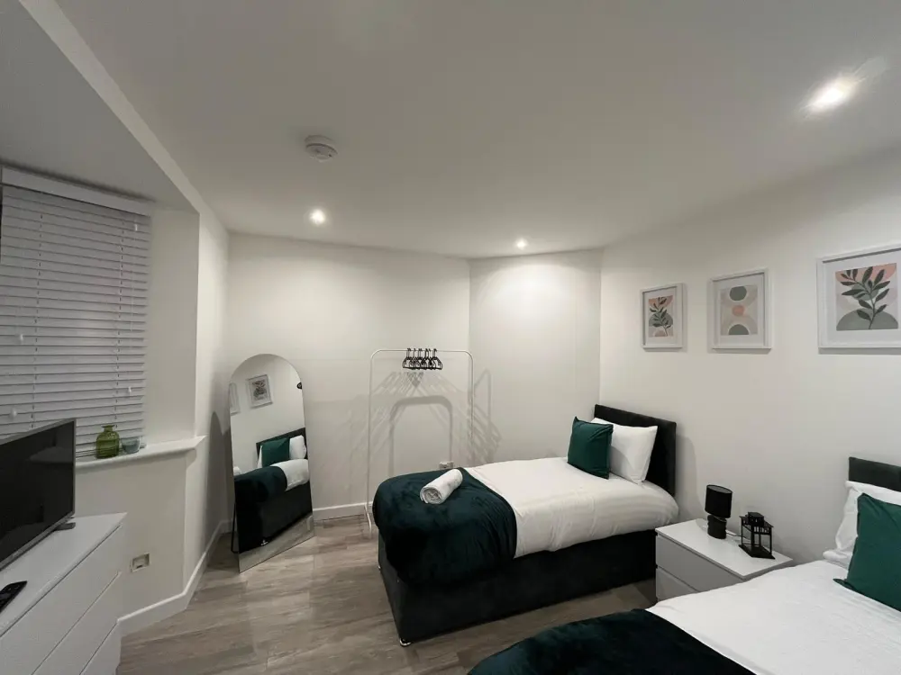 4BR Modern House in Wolverhampton with private parking