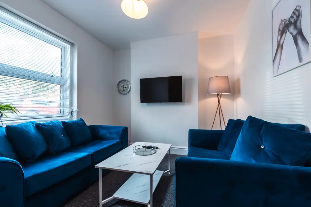 Contractor-Friendly 4 BR House with Workspace | Parking | Netflix 