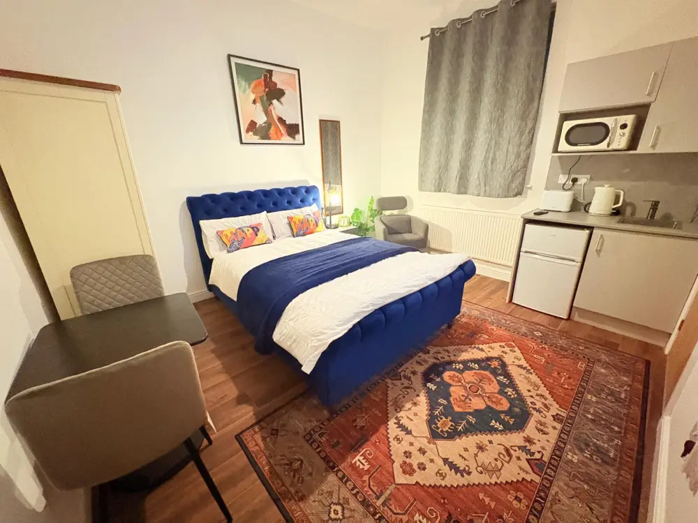 Nine studios, ensuites, Parking, Wifi, Kitchen B70 9SR