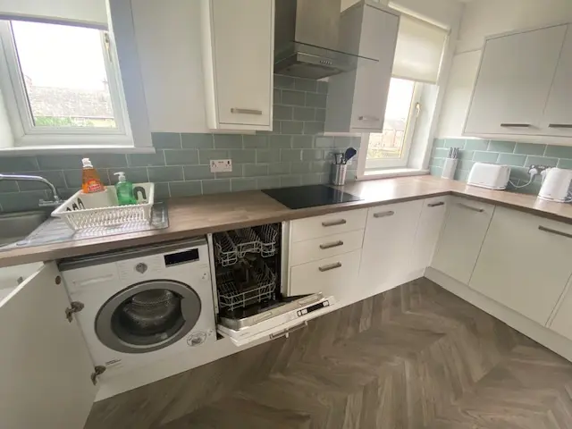 4 bedroom property with large driveway - Renfrew